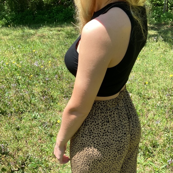 Black Ribbed Crop Tank - Picture 12 of 12